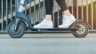 На Рівненщині зіткнулися двоє малолітніх водіїв електросамокатів