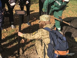 У Києві висадили алею яблунь на честь загиблих жінок-воїнів (фото)