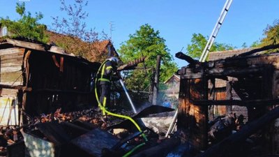 Існувала загроза перекидання вогню: на Львівщині ледь не згоріли три будівлі