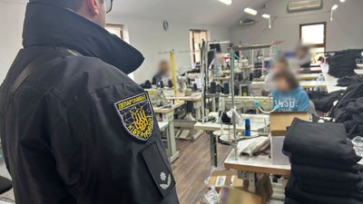 Підробки на 98 мільйонів: на Львівщині викрили угруповання, яке продавало фальшиві Moncler та Apple (ФОТО)