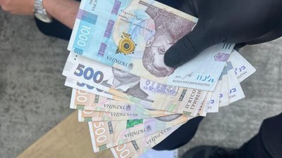 Посередника сервісного центру МВС у Львові затримали під час спроби «вирішити питання»