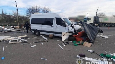 Біля Луцька Mercedes Sprinter врізався у блокпост (ФОТО)