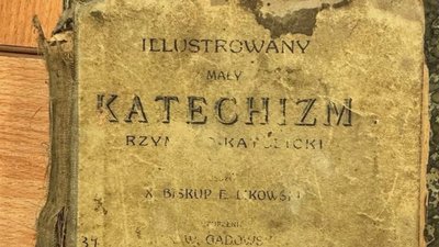Жителька Львівщини намагалася вивезти до Польщі дві старовинні книги