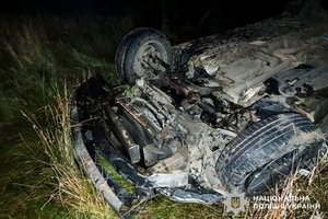 1. Фото: Поліція Рівненської області. Пошкоджений автомобіль Mercedes після ДТП.