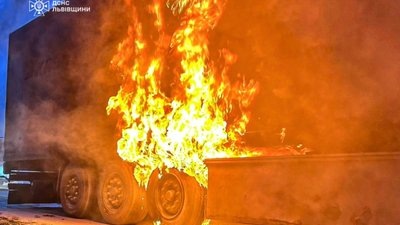 Біля Львова горіла вантажівка