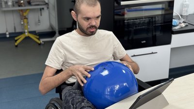 Снаряд розірвався прямо біля обличчя: захисник, який перебував два місяці в комі, проходить реабілітацію у Львові