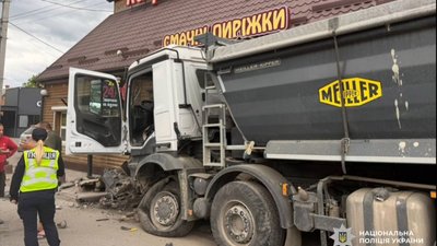 На Хмельниччині водій вантажівки протаранив два авто та будівлю