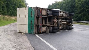 На об'їзній дорозі Львова перекинулась вантажівка (ФОТО, ВІДЕО)