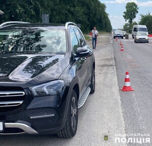 Під Львовом водійка «Mercedes» збила місцеву мешканку (ФОТО)