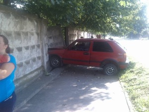 ДТП у Жовкві: жінка-водій не впоралась з керуванням та в'їхала в бетонну огорожу (фото)