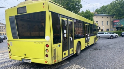 У Львові з водієм автобуса, який не допоміг непритомному пасажиру, провели лише розмову