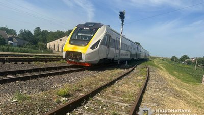Потяг "Коломия - Рава-Руська" важко травмував 68-річну жінку
