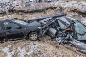 Авто розбиті вщент: у Києві дві автівки влетіли в будівельний котлаван, є травмовані (ФОТО/ВІДЕО)