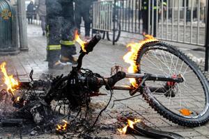 У Львові посеред вулиці згорів електровелосипед (ФОТО)