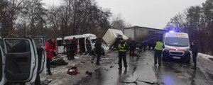 Вантажівка в’їхала в пасажирський автобус: 10 загиблих, велика кількість травмованих (ФОТО, ВІДЕО)