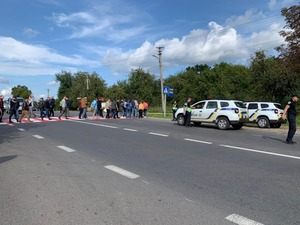 Люди обурені станом дороги: ділянку траси «Стрий–Мамалига» перекрили протестувальники (ФОТО)