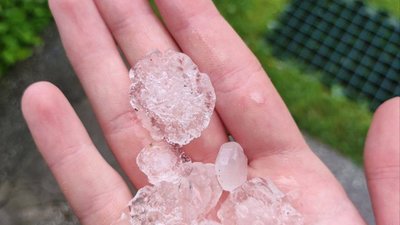 Львівщину накрила негода: у мережі публікують кадри зливи з градом (ФОТО, ВІДЕО)