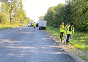 На Львівщині водій «ГАЗелі» переїхав працівників дорожньої служби (фото)