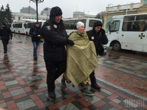 Пишнотіла активістка Femen влаштувала оголену акцію у наметовому містечку Саакашвілі (ФОТО 18+)