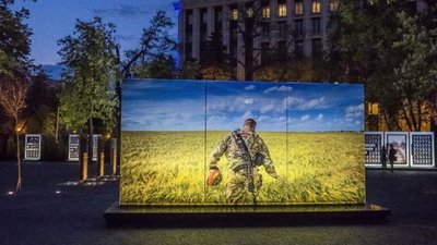 У криворізькій гімназії невідомі познущалися з портретів загиблих захисників