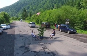 На Закарпатті люди влаштували "рибалку" в ямі посеред дороги (ВІДЕО)