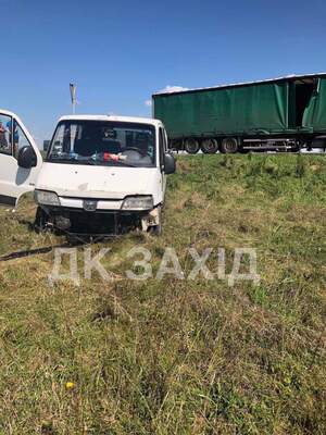 Поблизу Угринова у кювет злетів автомобіль: п’ятеро постраждалих (фото)