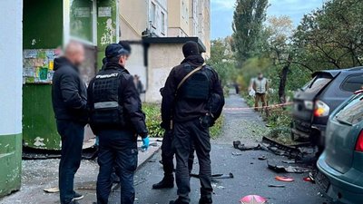 У Голосіївському районі Києва стався вибух автомобіля у дворі будинку