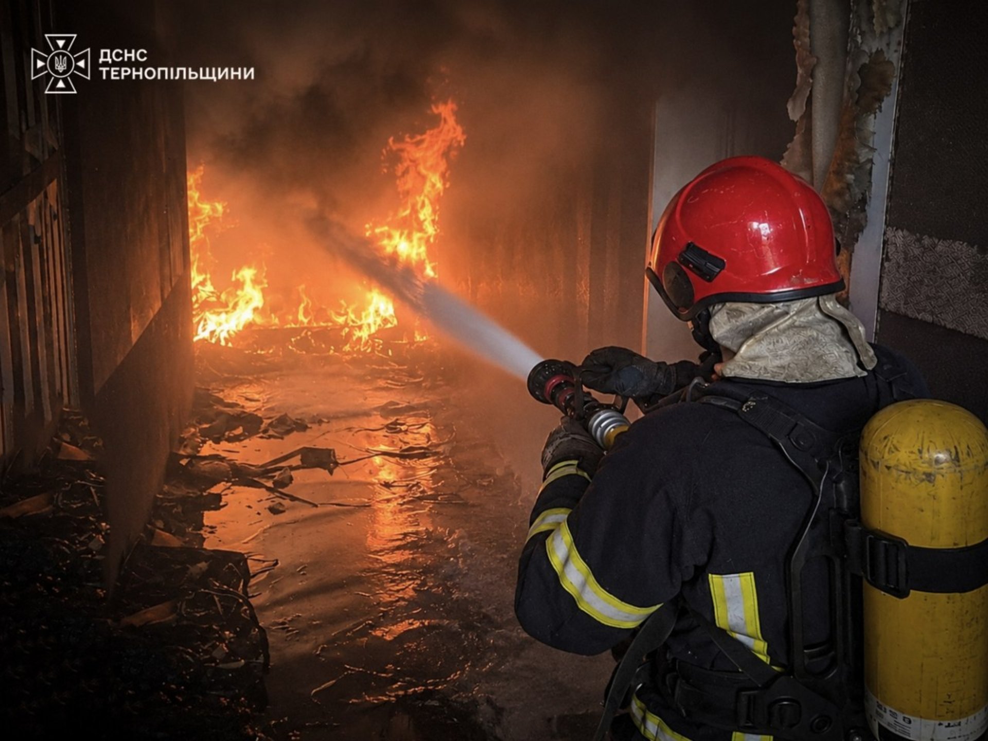 Фото: ДСНС Тернопільщини. Гасіння пожежі в будинку