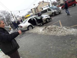 У Львові водій BMW врізався в опору (ФОТО)