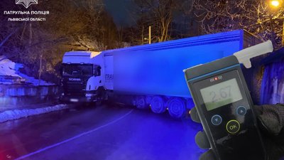 У Львові п'яний водій скоїв ДТП і перекрив рух вулицею