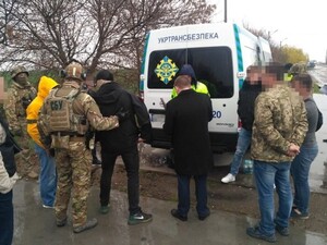 Заробляли більше 200 тисяч грн на місяць: СБУ викрила на хабарництві чиновників облавтодору та "Укртрансбезпеки" (фото)