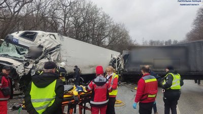 На трасі "Київ-Чоп" перекрили дорогу через ДТП двох вантажівок