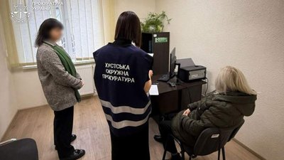 На Закарпатті бухгалтерка міськради виписала колезі майже 500 тис. грн премії