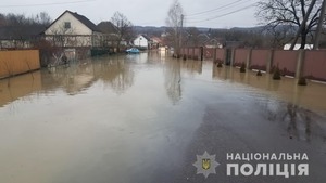 Водіїв попереджають про обмеження руху на автошляхах Закарпаття через підтоплення доріг і сходження селевих потоків (ФОТО, ВІДЕО)