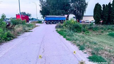 На Рівненщині сталася ДТП за участю вантажівки та двох мотоциклів