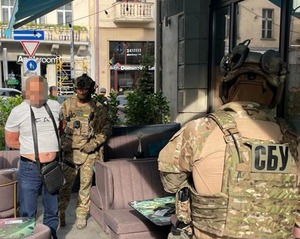 «Вибивали» гроші, тероризували, погрожували: СБУ затримала групу рекетирів, які діяли на Львівщині (ФОТО)