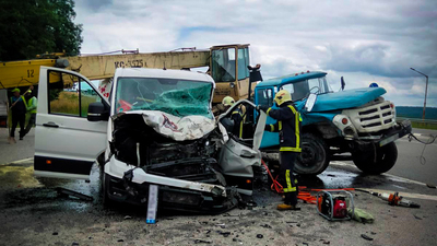 У ДСНС повідомили деталі рятувальної операції з місця зіткнення легкового автомобіля з автокраном (ФОТО)