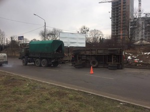 Вантажівка російського виробництва не вписалася у львівській поворот: перекинувся причіп (фото, відео)