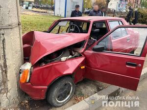 У Чернівцях водій протаранив електроопору