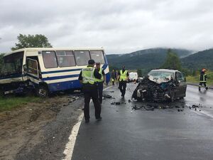 На Львівщині зіткнулись автобус та легковик, є загиблі (фото)