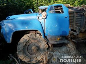 На Закарпатті в урочище впала вантажівка з людьми: загинула жінка, ще четверо травмованих (ФОТО)