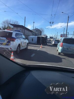 У Львові через перекинутий мікроавтобус утворився затор