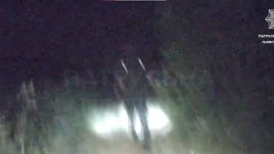 Патрульні вночі знайшли чоловіка, який заблукав у лісі неподалік Львова (ВІДЕО)
