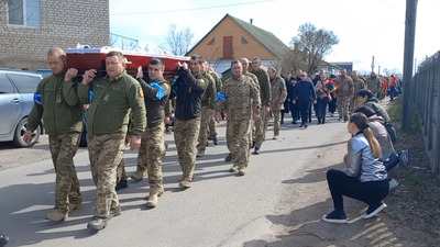 «Е*аний коридор, щоб ваші військові в труні перекинулися»: школярка обурила мережу через пост про похорон Героя