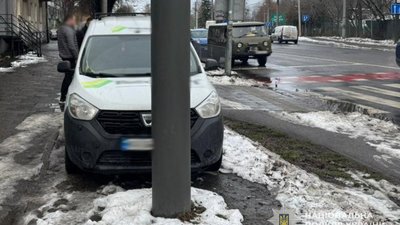 У Львові водій легковика вилетів на тротуар і збив жінку