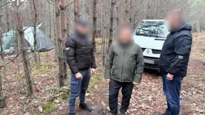 Київський поліцейський, який зник з 13,3 млн грн, переховувався у лісі в наметі