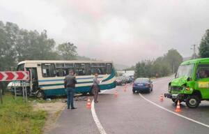 На Львівщині рейсовий автобус із пасажирами потрапив в аварію (фото)