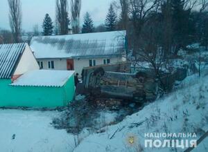 Усе покинув: скоївши ДТП, водій залишив і своє перевернуте авто, й травмованого пасажира в ньому (фото)