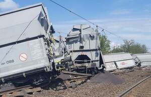 Дев'ять вагонів зійшли з рейок: в УЗ попередили про затримку потягів (ФОТО)