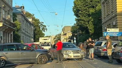 У Львові «Фольцваген» не розминувся з «Лексусом» (ФОТО)